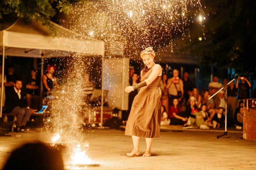 Cum a fost duminică la FITS: a treia zi a fost marcată de aplauze la scenă deschisă. Conferință Éric-Emmanuel Schmitt cu sala arhiplină și un cadou special primit de Constantin Chiriac, președintele FITS, din partea Turkish State Theaters. 18959964