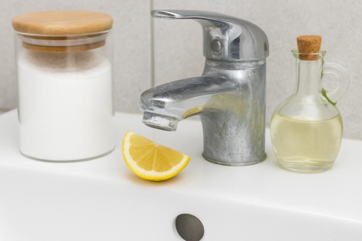 Scapă rapid de calcar cu ingrediente naturale: Trucuri eficiente pentru casă