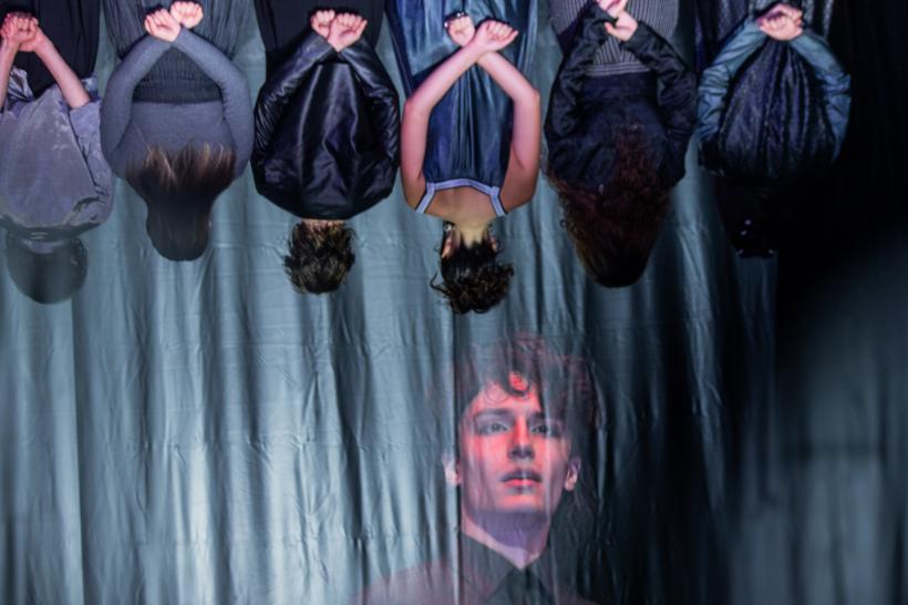 Am trecut de jumătatea FITS 2025. Ziua de marţi a adus în fața publicului spectacolele lui Neil LaBute, Radu Afrim, Alexis Michalik, Gravity &amp; Other Myths