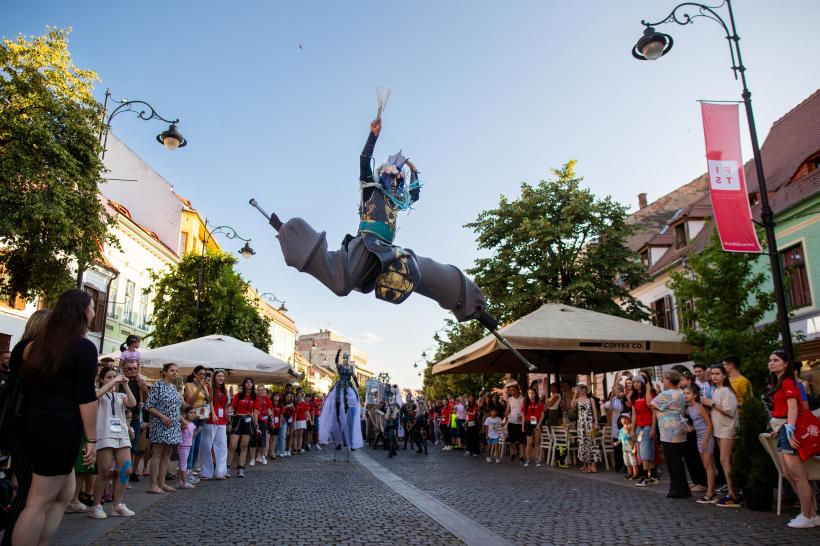 Am trecut de jumătatea FITS 2025. Ziua de marţi a adus în fața publicului spectacolele lui Neil LaBute, Radu Afrim, Alexis Michalik, Gravity & Other Myths 18960254