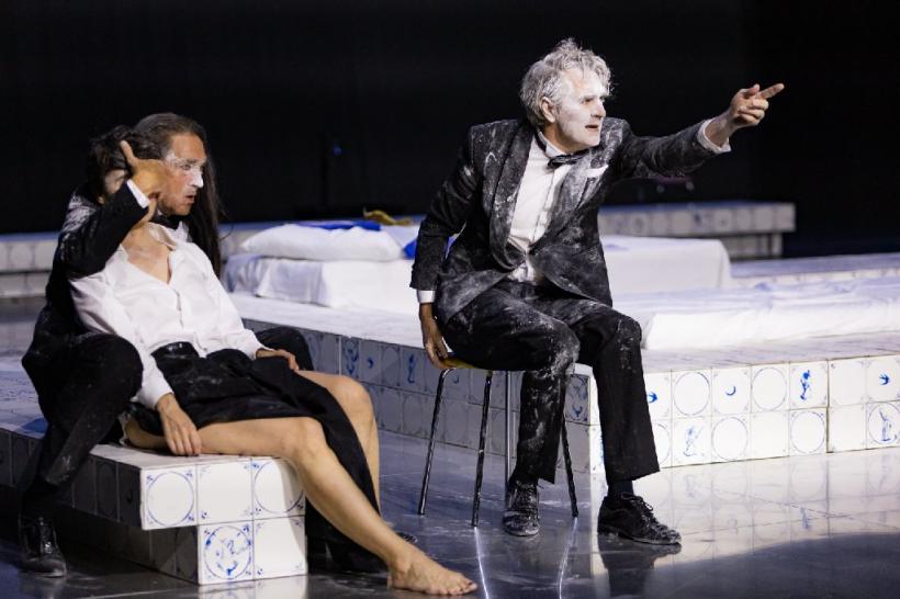 Am trecut de jumătatea FITS 2025. Ziua de marţi a adus în fața publicului spectacolele lui Neil LaBute, Radu Afrim, Alexis Michalik, Gravity & Other Myths 18960258