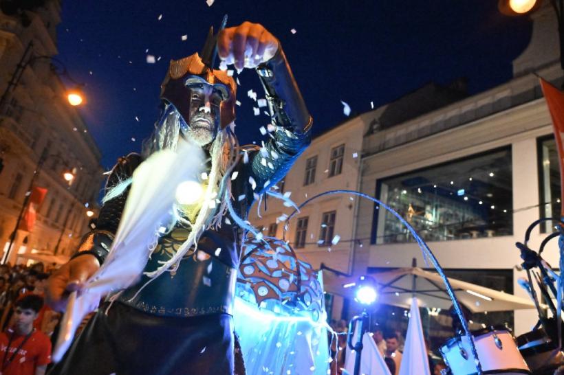 Am trecut de jumătatea FITS 2025. Ziua de marţi a adus în fața publicului spectacolele lui Neil LaBute, Radu Afrim, Alexis Michalik, Gravity & Other Myths 18960260