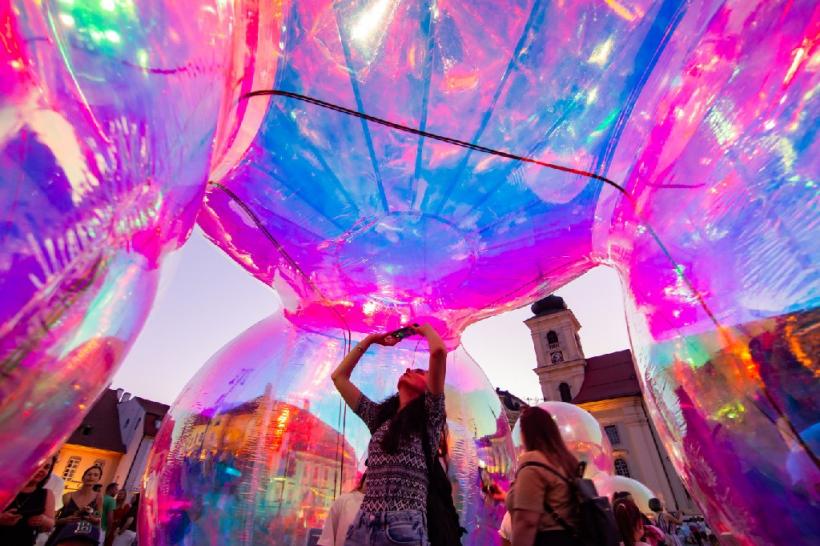 Lungul drum al zilei către noapte în regia cunoscutului regizor Timofei Kuliabin – apreciat de publicul care a umplut sala până la refuz, în a șasea zi a Festivalului Internațional de Teatru de la Sibiu