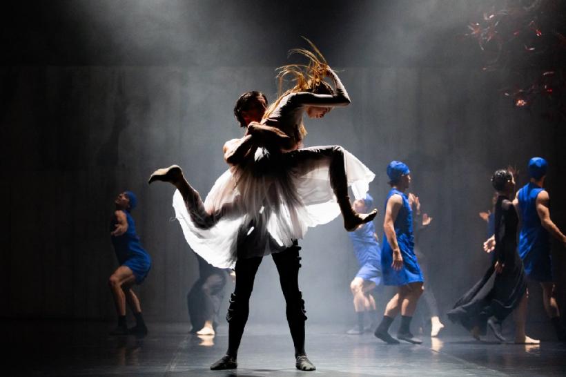 Lungul drum al zilei către noapte în regia cunoscutului regizor Timofei Kuliabin – apreciat de publicul care a umplut sala până la refuz, în a șasea zi a Festivalului Internațional de Teatru de la Sibiu 18960439