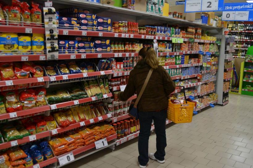 Vești bune pentru români. Plafonarea adaosului comercial la alimentele de bază va fi prelungită