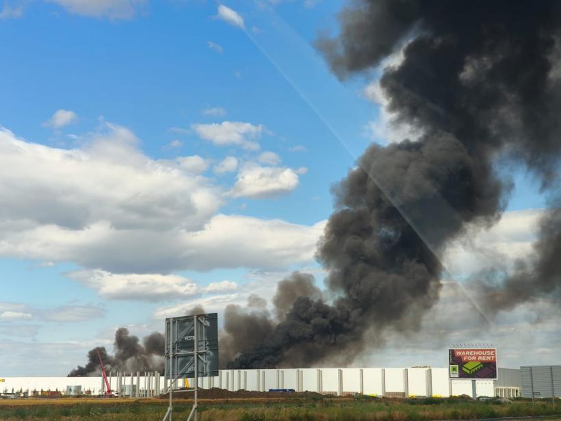 Incendiu la un parc logistic pe A1. Update: Flăcările violente au cuprins și acoperișul depozitului 