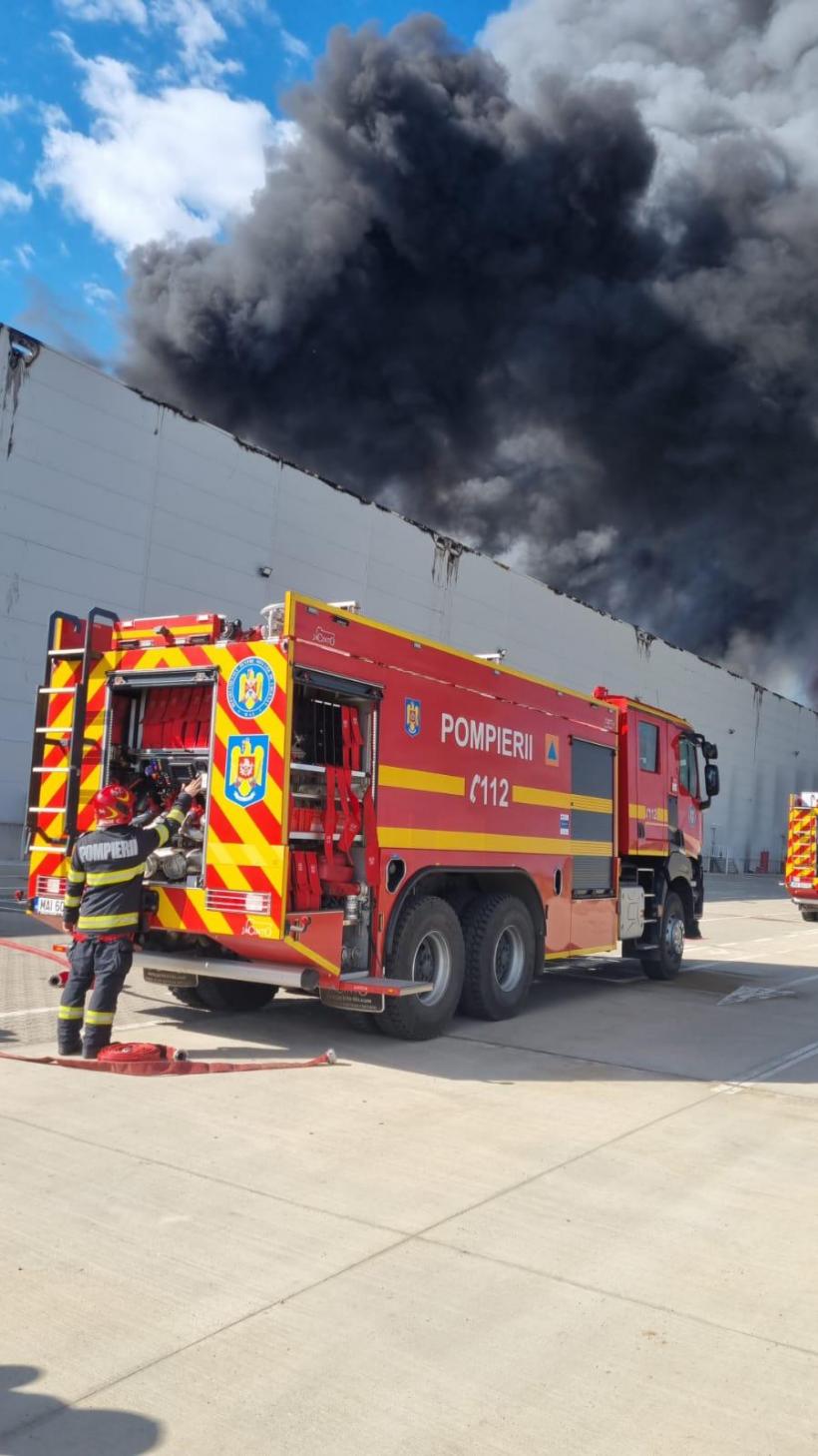Incendiu la un parc logistic pe A1. Update: Flăcările violente au cuprins și acoperișul depozitului  18960696