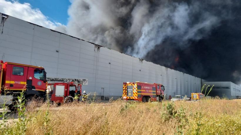 Incendiu la un parc logistic pe A1. Update: Flăcările violente au cuprins și acoperișul depozitului  18960698