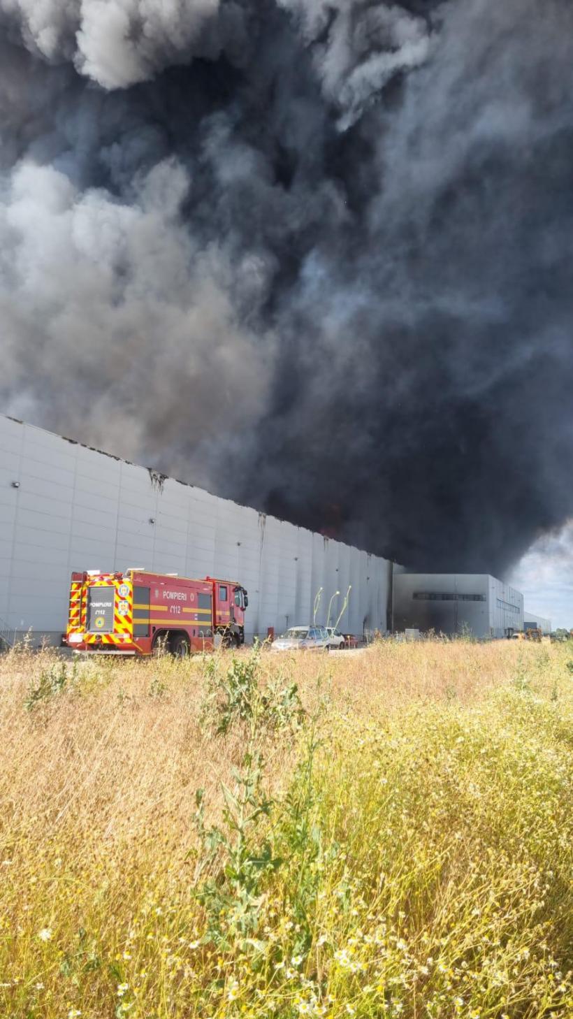 Incendiu la un parc logistic pe A1. Update: Flăcările violente au cuprins și acoperișul depozitului  18960699