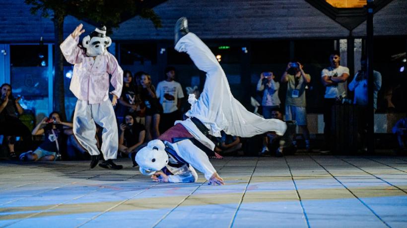 Kuranosuke Sasaki: „Am făcut deja trei proiecte cu Silviu Purcărete, cu Teatrul Radu Stanca și Tokyo Metropolitan. Pot spune că legătura dintre noi a devenit mai puternică și mai lină în suflet.” 18960722