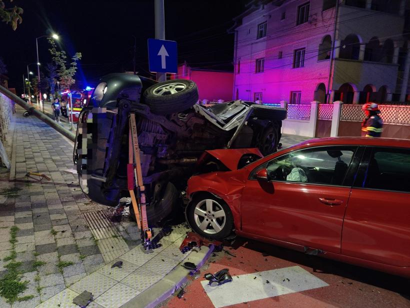 Accident între două mașini. O persoană a rămas încarcerată 18960739