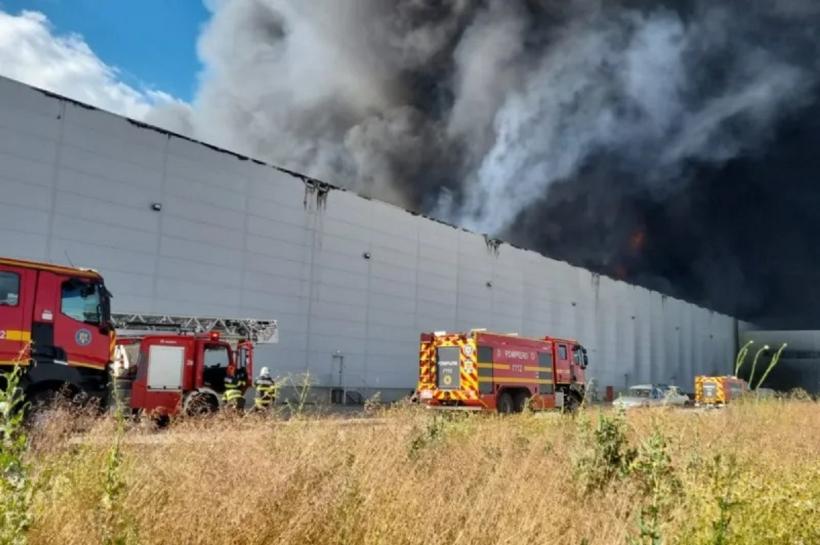 Incendiu de proporții la un depozit de pe A1