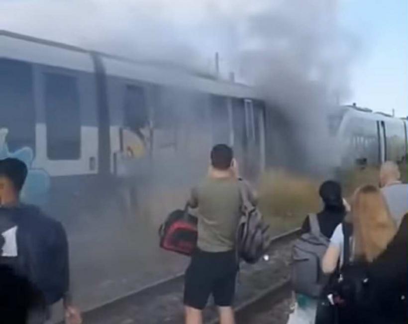 UPDATE Un tren Săgeata Albastră a luat foc. Aproximativ 90 de oameni se aflau în interior