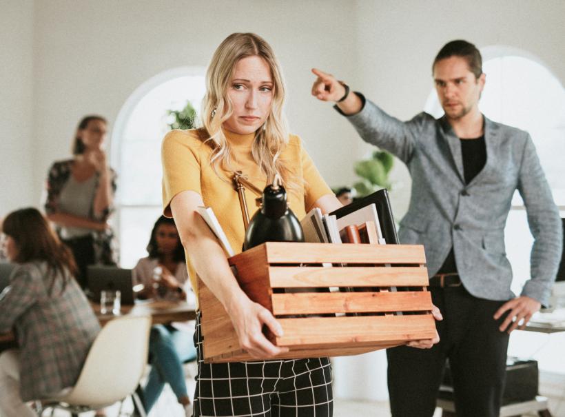 Concediat fără motiv? Află cum te ajută un avocat specializat în dreptul muncii