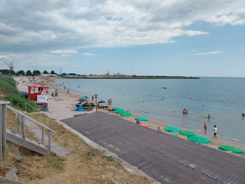 Celebra plajă de la 2 Mai, lăsată fără șezlonguri și umbreluțe în mijlocul verii  18960853