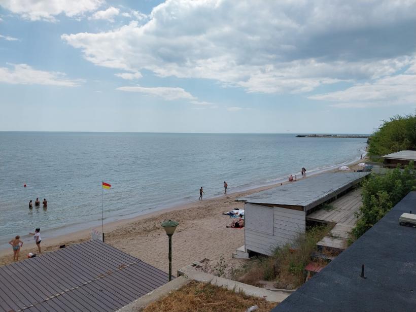 Celebra plajă de la 2 Mai, lăsată fără șezlonguri și umbreluțe în mijlocul verii  18960854