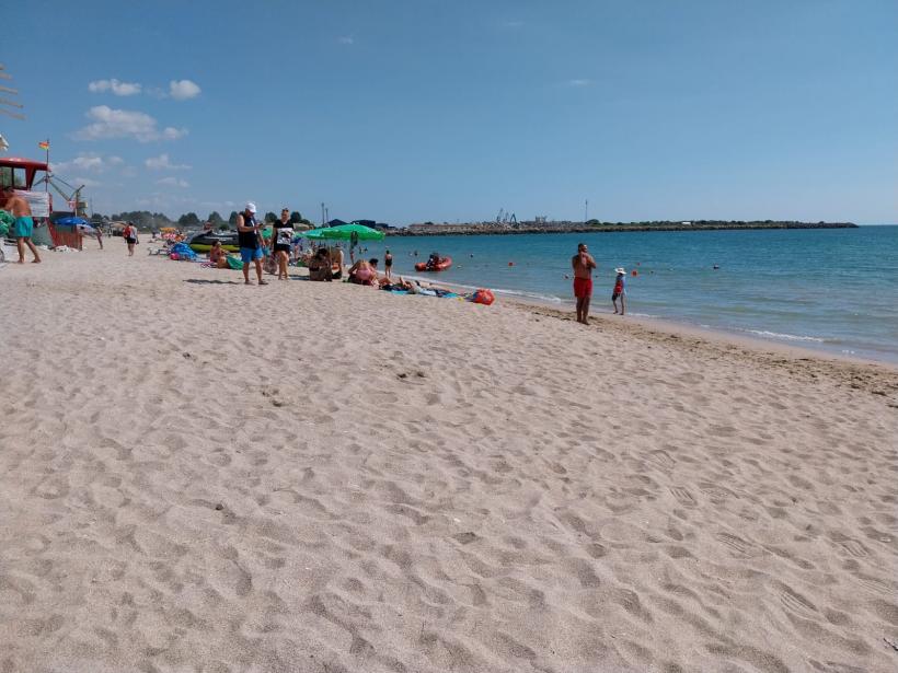 Celebra plajă de la 2 Mai, lăsată fără șezlonguri și umbreluțe în mijlocul verii  18960855