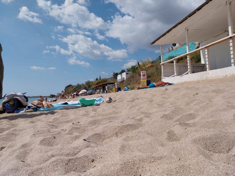 Celebra plajă de la 2 Mai, lăsată fără șezlonguri și umbreluțe în mijlocul verii  18960857