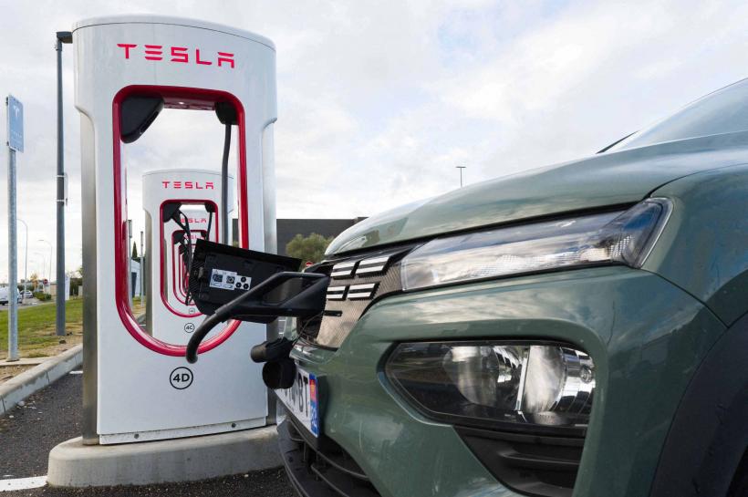 Gâlceavă la Casa Albă: Musk vrea un nou partid politic. Trump trimite DOGE „să-l mănânce pe Elon” și îl amenință cu deportarea 18961259