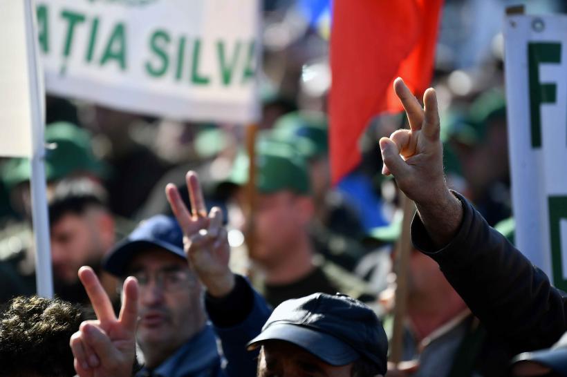 Angajații din casele de pensii au început protestele