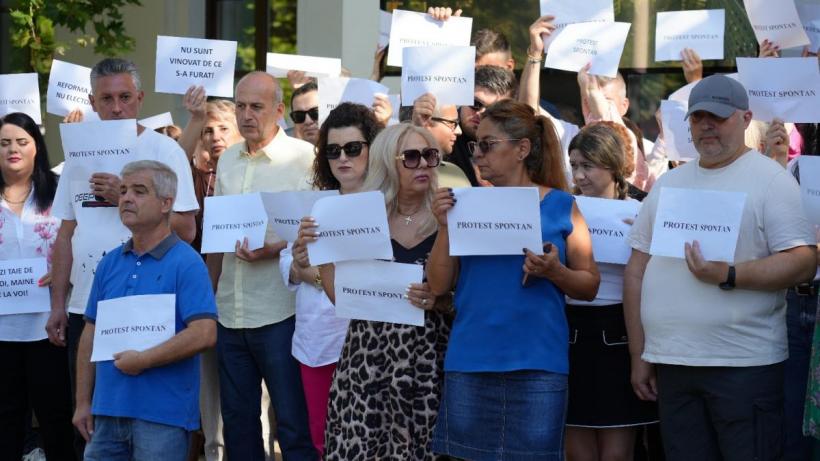 Angajaţii MIPE protestează pe holurile instituţiei faţă de măsurile Guvernului; de la 14:00 protestul se mută în Piaţa Victoriei