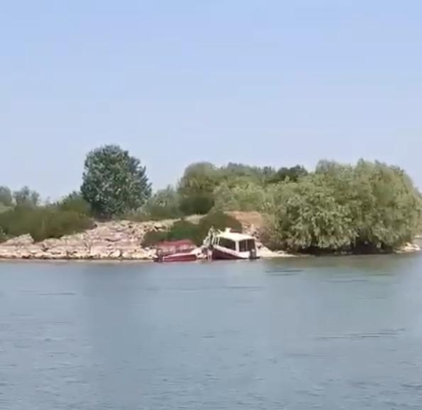 UPDATE Accident la Tulcea: O ambarcațiune cu 12 persoane a intrat în mal 18961605