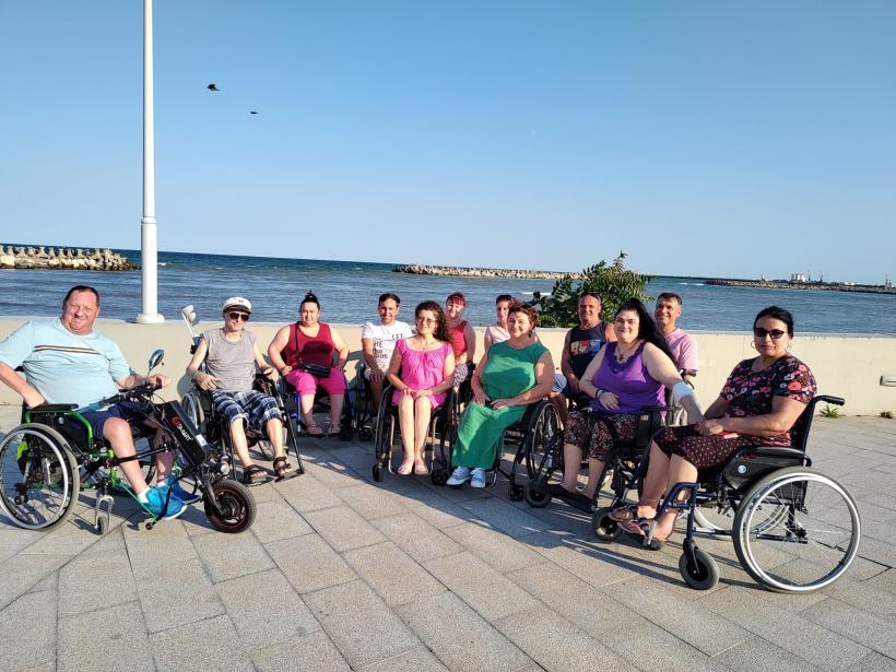 Persoanele cu dizabilități, cele bolnave și vulnerabile, ajutor nesperat din partea unei asociații și a Nuclearelectrica 18961643