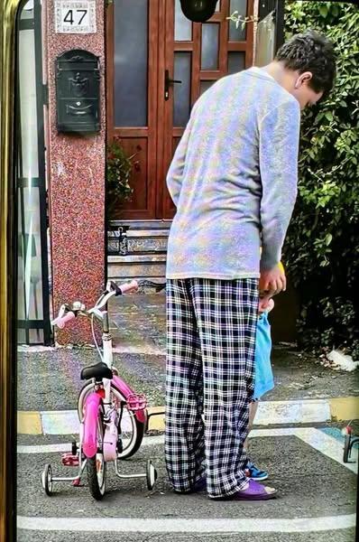 Nicușor Dan șochează România. A apărut pe stradă în pantaloni de pijama și șlapi mov 18961940