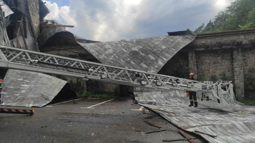 Furtuna lovește Valea Prahovei: Circulația a 11 trenuri de călători, blocată   18962279