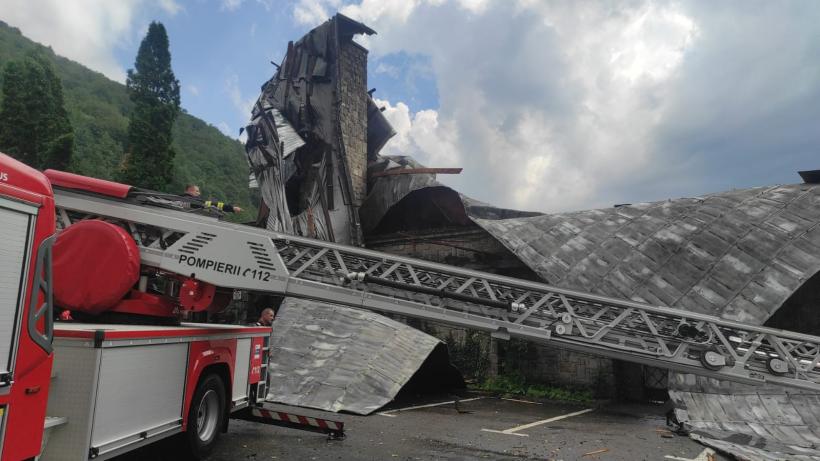 Mai multe persoane, surprinse de copacii căzuți în Sinaia