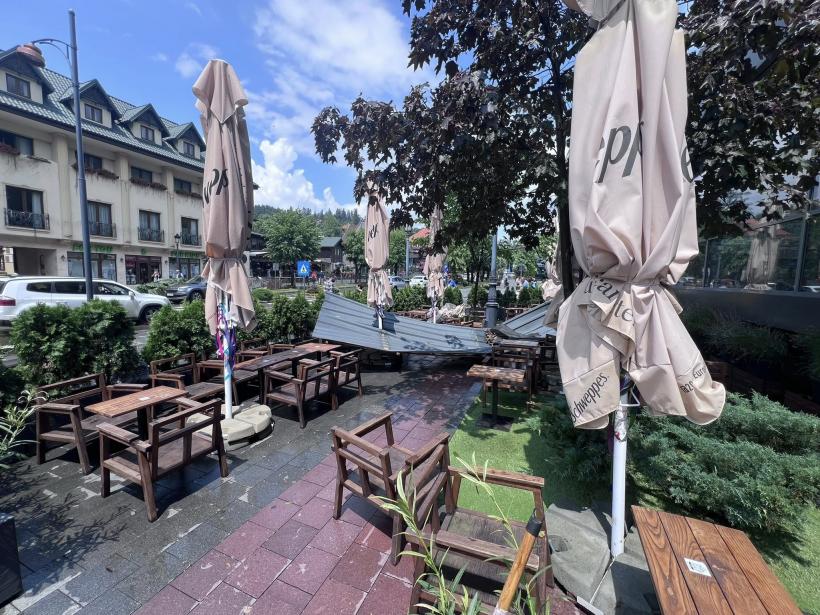 Sinaia, măturată de o furtuna, în doar câteva minute. 14 persoane au fost asistate de către echipajele SMURD 18962304