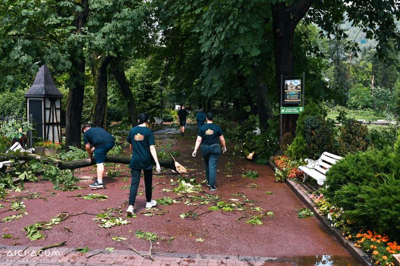 Sinaia, măturată de o furtuna, în doar câteva minute. 14 persoane au fost asistate de către echipajele SMURD 18962305