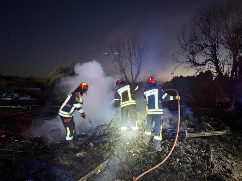 Pompierii români luptă cu flăcările în Franța 18962375