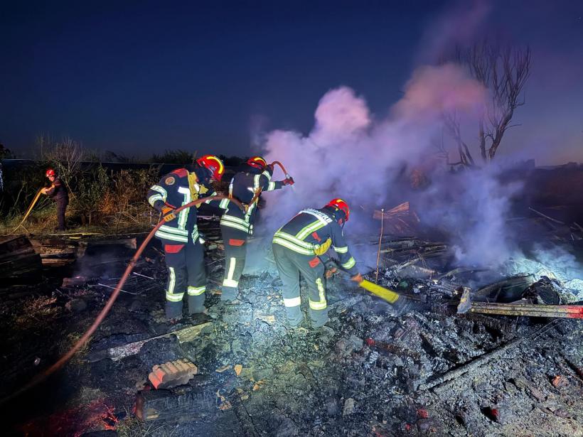 Pompierii români luptă cu flăcările în Franța 18962376