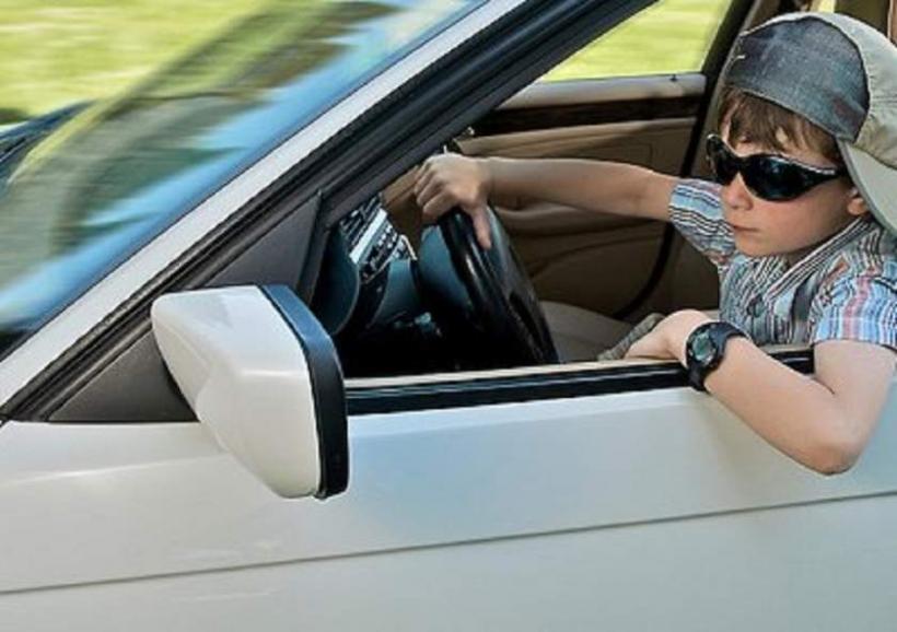 Inconștiență la volan! Copil de 12 ani prins conducând un autoturism în localitatea Voia