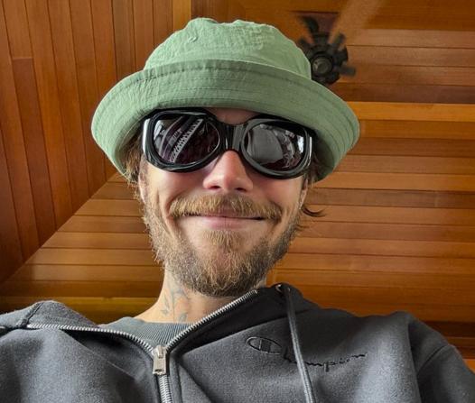 Justin Bieber face furori cu lansarea surpriză a unui nou album