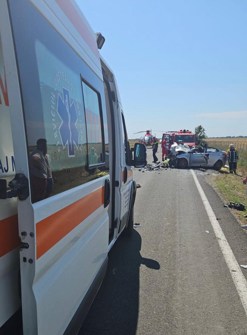 Accident cu doi morţi şi patru răniţi în județul Arad 18962716