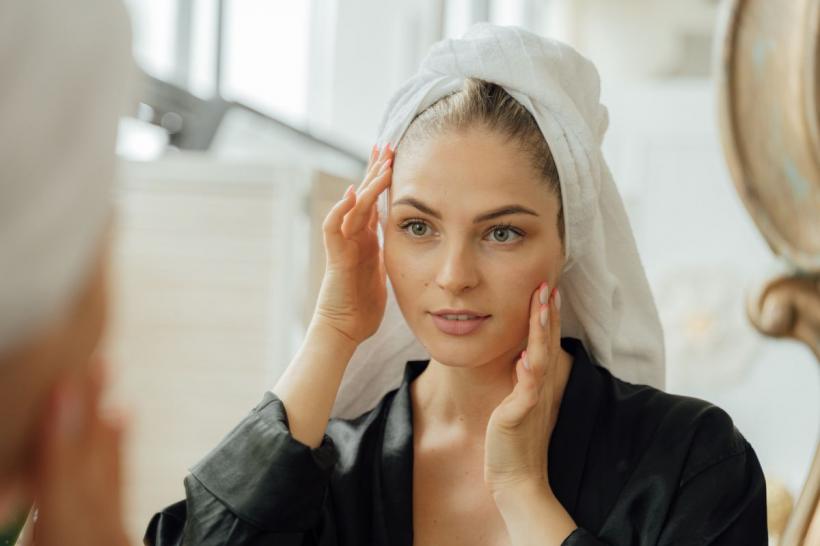 Produsul esențial pentru îngrijirea pielii. De ce trebuie să îl folosești zilnic