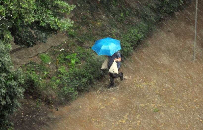 Alertă meteo imediată de Cod roșu. Vijelii, grindină și ploi torențiale. Iată lista localităților afectate
