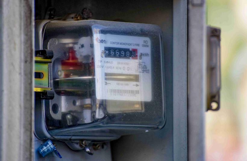Revoluție în facturile la curent: plătești mai puțin dacă speli rufele la prânz. Tarifele dinamice intră în scenă