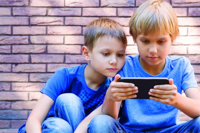 Copiii își limitează singuri timpul petrecut pe smartphone pentru a-și proteja sănătatea