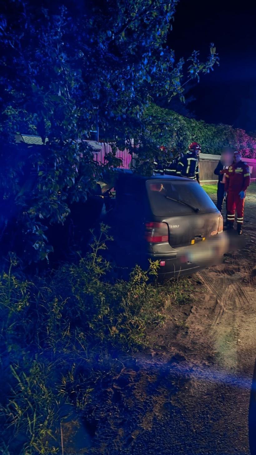 Tragedie la Târgu Neamț: O tânără de 20 de ani a murit după ce a intrat cu mașina într-un podeț. Trei adolescenți au fost răniți