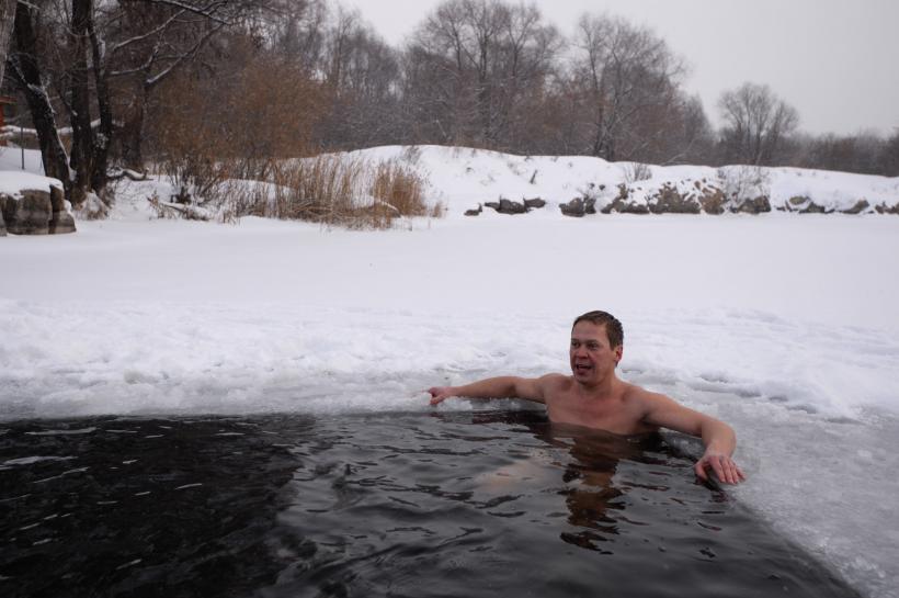 Atenție la băile cu gheață. Ce trebuie să știi înainte de a-ți expune corpul la temperaturi extreme