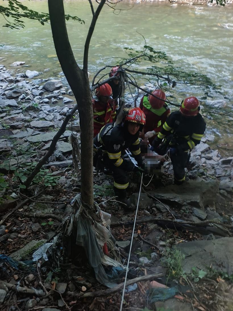 Două persoane, salvate de pompieri, după ce au căzut într-o prăpastie în Defileul Jiului