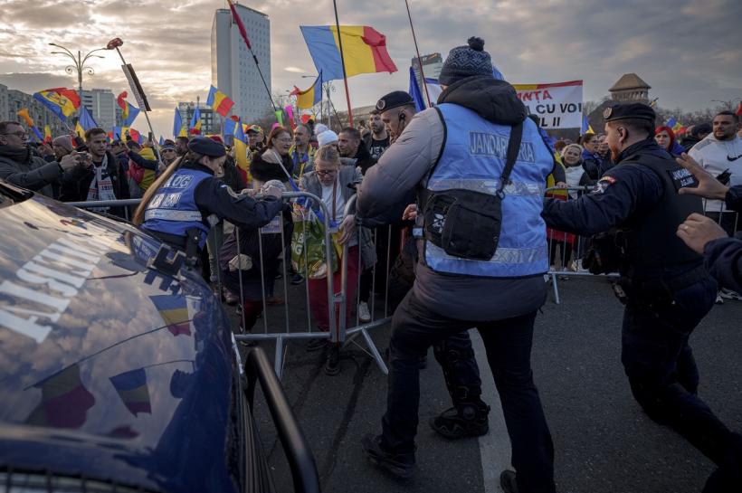 Jandarmi agresați în timpul protestelor din Piața Victoriei 18963689