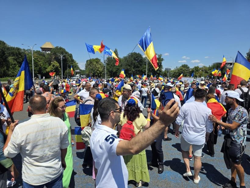 Jandarmi agresați în timpul protestelor din Piața Victoriei 18963698