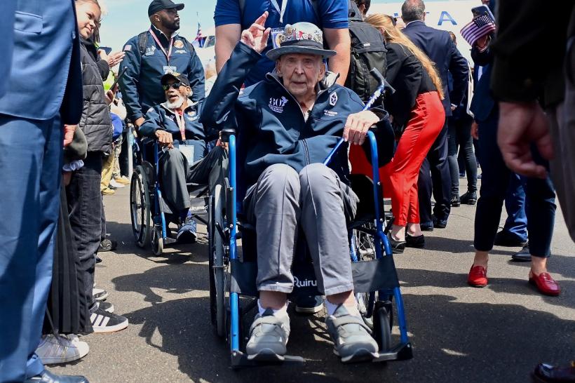 Veteran al celui de-al Doilea Război Mondial și vedetă TikTok „Papa” Jake Larson a murit la 102 ani 18963755