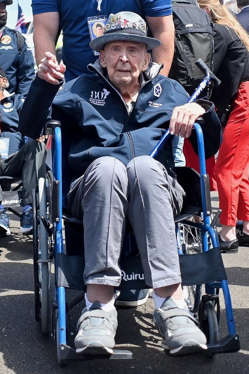 Veteran al celui de-al Doilea Război Mondial și vedetă TikTok „Papa” Jake Larson a murit la 102 ani 18963756