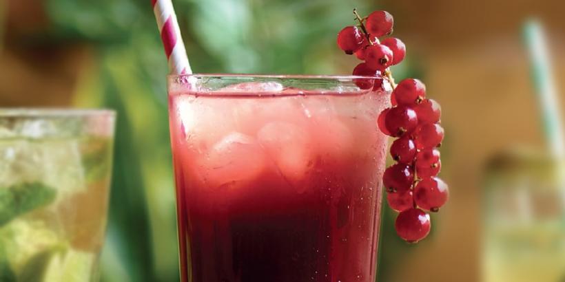 Băuturi perfecte în zilele toride de vară. Cum prepari sirop de coacăze cu zmeură