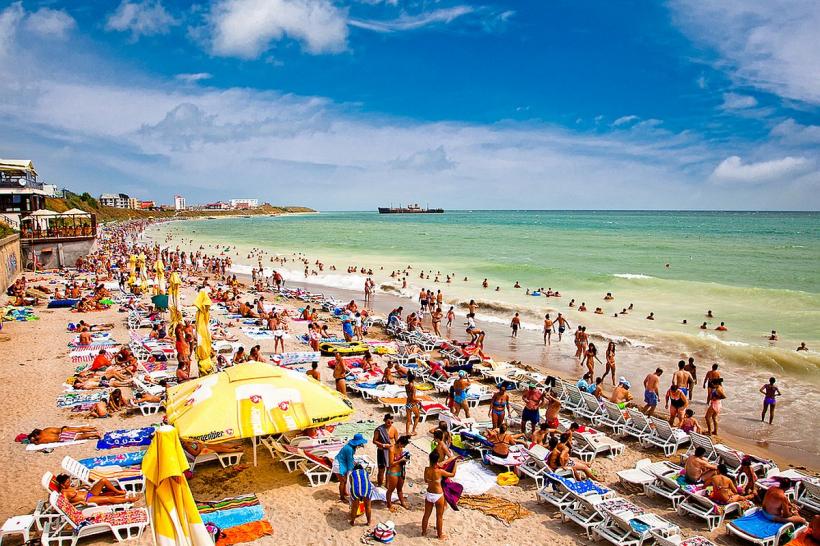 Scandal pe o plajă din Mamaia. O femeie a agresat un bărbat